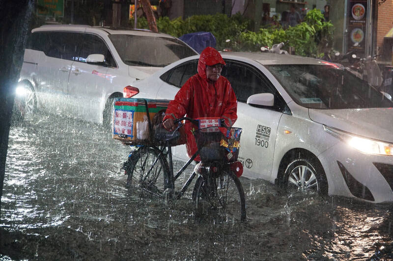 Nhiều khu vực tại TPHCM xuất hiện mưa to kèm sấm sét.