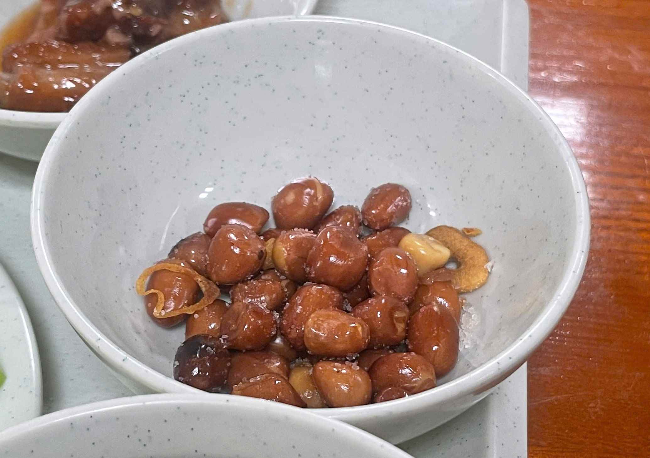 Lạc rang vàng giòn với hương thơm hấp dẫn là món ăn kèm giúp kích thích vị giác trong bữa cơm gia đình. Ảnh: Minh Vũ