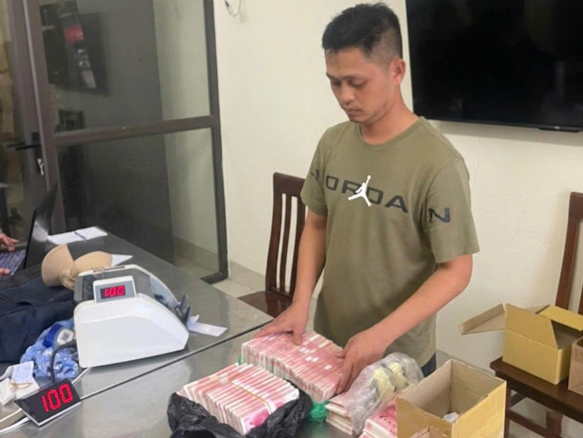 Đối tượng Đinh Như Trung cùng tang vật bị bắt giữ. Ảnh: Xuân Chính (BĐBP Hải Phòng)