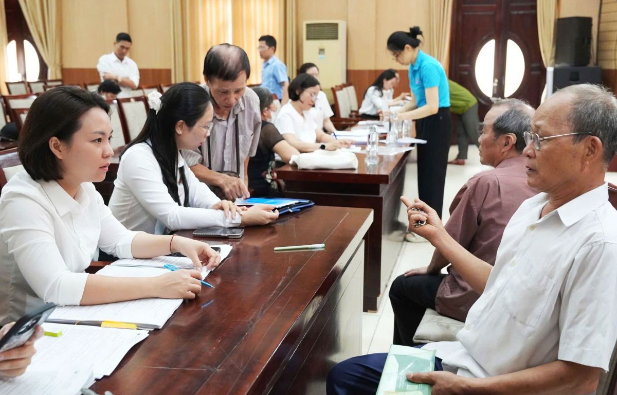 Hai Duong grassroots social insurance officials guide people to carry out procedures for authorizing them to receive pensions and social insurance allowances. Photo: Hoang Tung