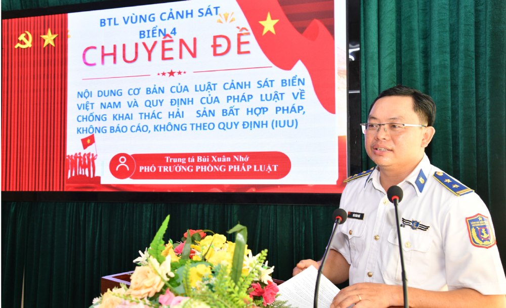 Báo cáo viên Pháp luật, Bộ Tư lệnh Vùng Cảnh sát biển 4 tuyên truyền, phổ biến pháp luật cho Nhân dân đặc khu Thổ Châu. Ảnh: BTL Vùng CSB4