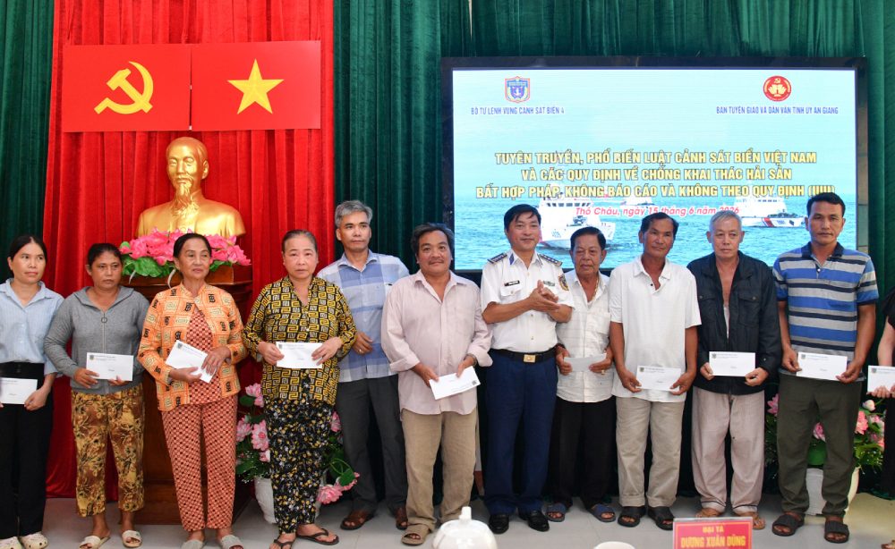 Bộ Tư lệnh Vùng Cảnh sát biển 4 tặng quà các gia đình chính sách, gia đình ngư dân có hoàn cảnh khó khăn trên địa bàn đặc khu Thổ Châu. Ảnh: BTL Vùng CSB4