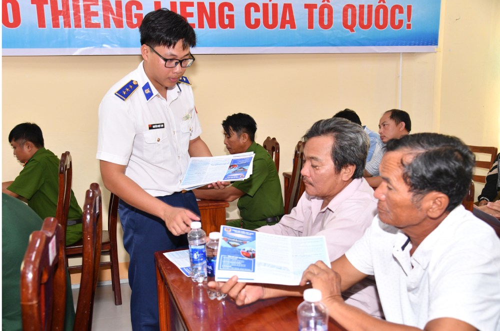 Propagande des dispositions légales sur la pêche; diffusion des actes de violation des réglementations sur la lutte contre la pêche INN dans la zone spéciale de Thổ Châu. Photo: BTL Vùng CSB4