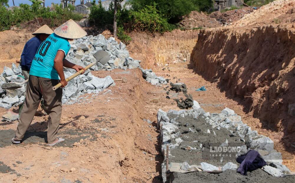 Dù khối lượng công việc còn nhiều, thời điểm phóng viên ghi nhận chỉ có khoảng 4 công nhân đang thi công hạng mục kè đá trong khuôn viên dự án. 