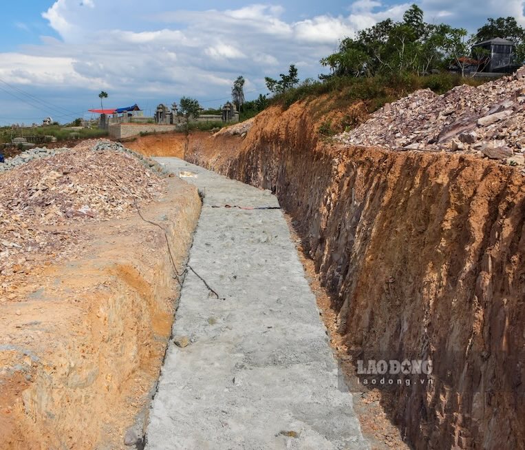 Việc bãi đỗ xe chậm hoàn thành khiến hạ tầng phục vụ du khách tham quan khu lăng vua Tự Đức và Đồng Khánh chưa đáp ứng được nhu cầu trong những mùa cao điểm.
