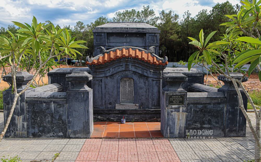 Lăng mộ bà Tài nhân họ Lê, một trong những người vợ của vua Tự Đức, từng bị san ủi nhầm trong quá trình giải phóng mặt bằng năm 2017, nay đã được xây dựng lại tại vị trí cũ. 