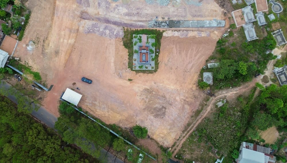 Từ một dự án được kỳ vọng nâng cao hạ tầng du lịch cho khu vực lăng tẩm, công trình đã trải qua nhiều lần đình trệ và dự kiến phải đến năm 2027 mới hoàn thành toàn bộ các hạng mục. Theo lãnh đạo Sở Tài chính TP Huế, đơn vị đang giám sát chặt chẽ quá trình thi công dự án. 