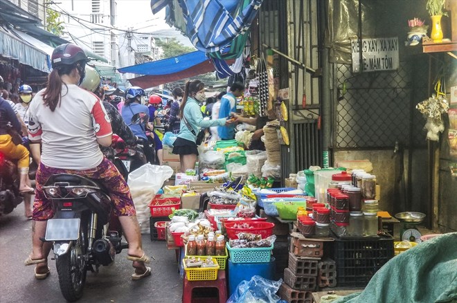 Supplementing regulations on management responsibilities of communes on food safety. Photo: Nguyen Tri.
