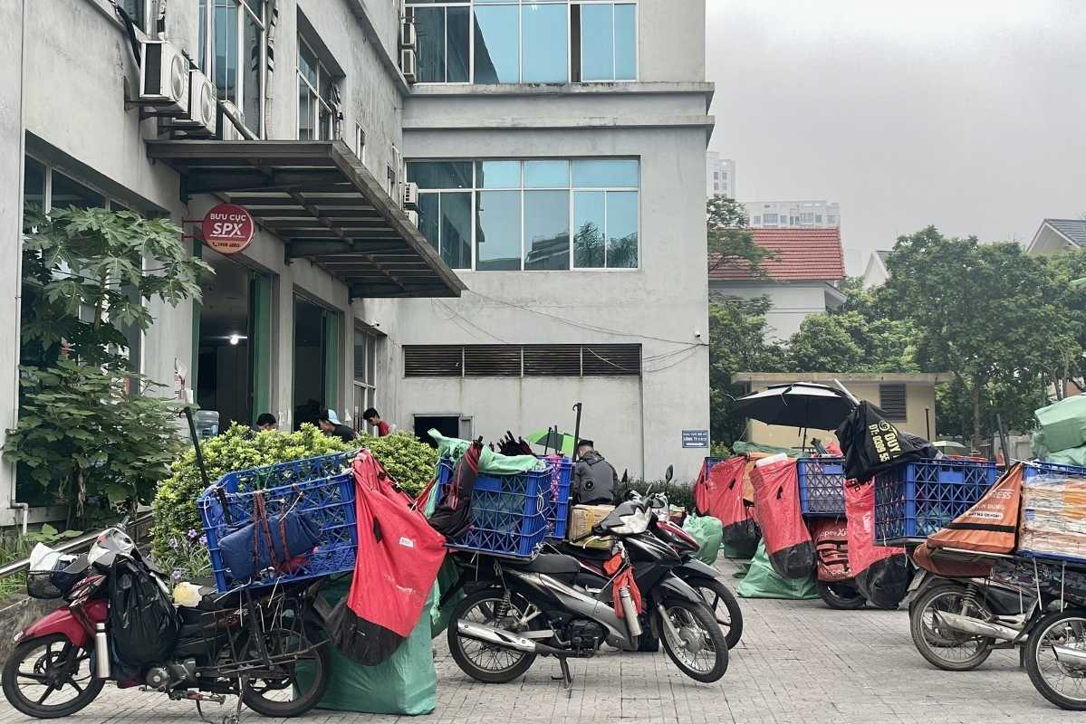 Bưu cục thuộc đơn vị vận chuyển SPX Express nằm trên đường Hạ Yên Quyết - nơi chị Hà Lan đến “kêu cứu“. Ảnh: Thanh Bình