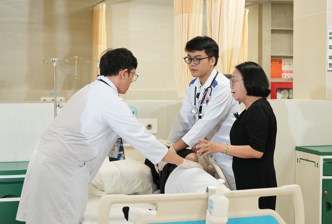 Môi trường lâm sàng thực tế tại bệnh viện giúp sinh viên HIU khối ngành sức khỏe sớm tiếp cận quy trình chuyên môn, rèn luyện kỹ năng và đạo đức nghề nghiệp ngay từ khi còn ngồi trên ghế nhà trường. Ảnh: HIU