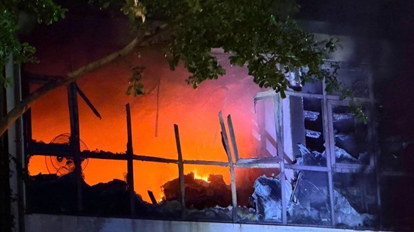 Fire engulfs 4-story villa in Hanoi, police dispatch emergency ladder trucks. Photo: Dinh Hieu