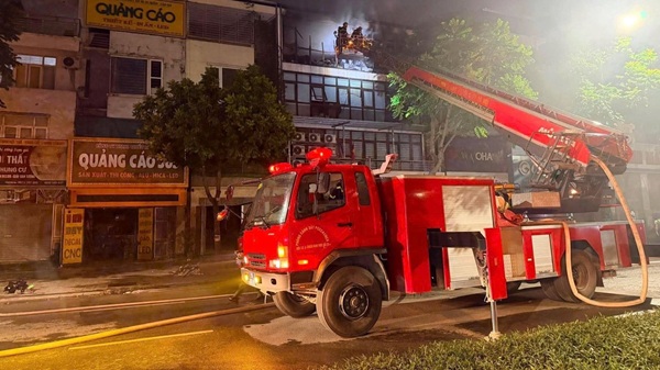 Cháy lớn tại biệt thự trong khu đô thị Văn Phú, xe thang được huy động dập lửa. Ảnh: Đình Hiếu