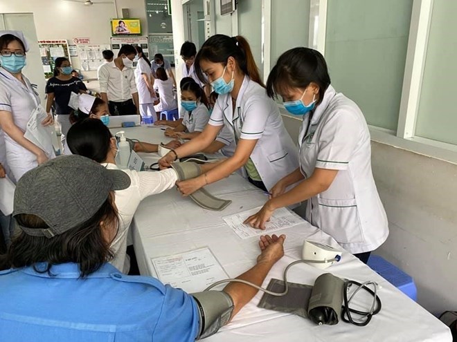 A partir del 15 de julio, el personal médico de la aldea y el grupo vecinal recibe apoyo de casi 1,8 millones de VND/mes. Foto: Hà Lê