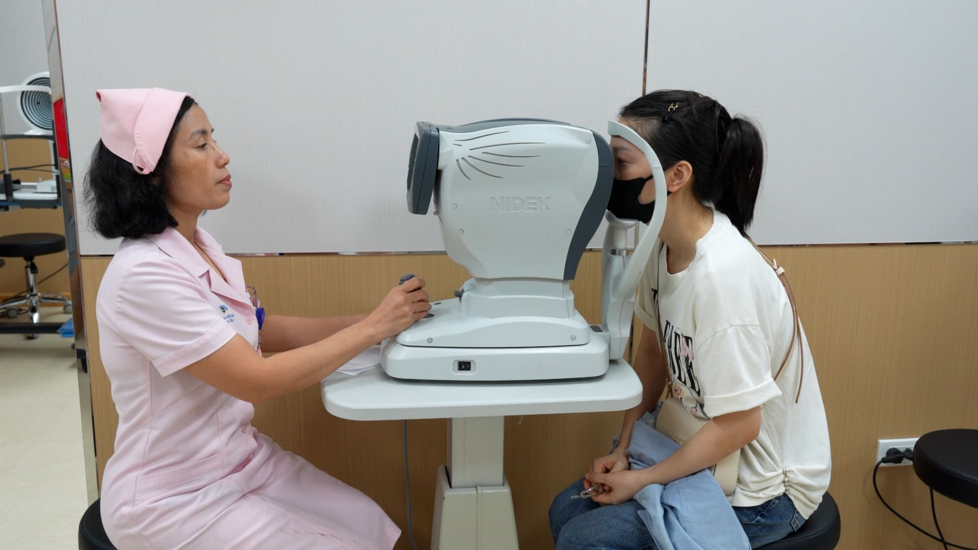 Nearsightedness in young people is increasing, facing the risk of visual impairment complications.