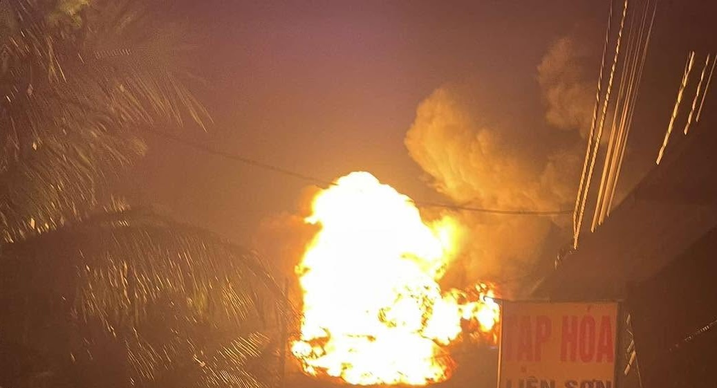 Large fire at a factory in Hai Phong, smoke and fire rising high at night. Photo: People
