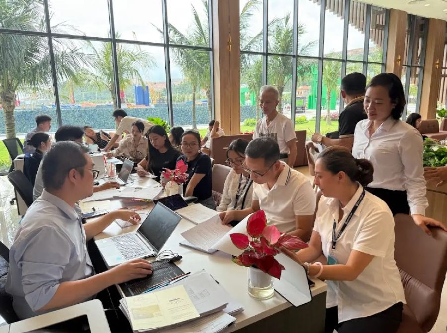 Cộng đồng tri thức hơn 30.000 người tại Làng Đại học mở ra rất nhiều ý tưởng kinh doanh cho những nhà đầu tư như anh Mạnh Hùng (thứ 2 từ bên phải)  