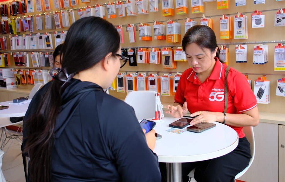 Trong ngày đầu triển khai, các doanh nghiệp viễn thông đồng loạt thực hiện việc khóa một chiều đối với các thuê bao thuộc diện xử lý. Ảnh: Lê Trang