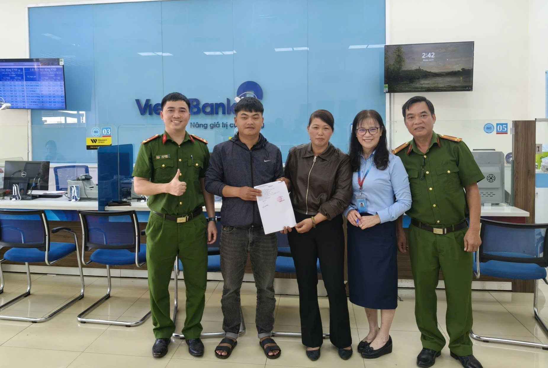 Mr. Nguyen Thanh Long coordinated with Hoa Ninh Commune Police to return 100 million VND mistakenly transferred to Ms. Thanh. Photo: Police provided