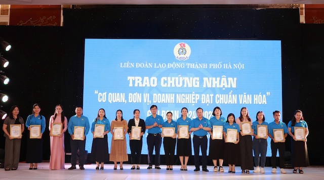 Leaders of the Hanoi Labor Federation awarded the title of unit achieving "Agency, unit, enterprise meeting cultural standards" in the period 2024 - 2025. Photo: Ngoc Anh