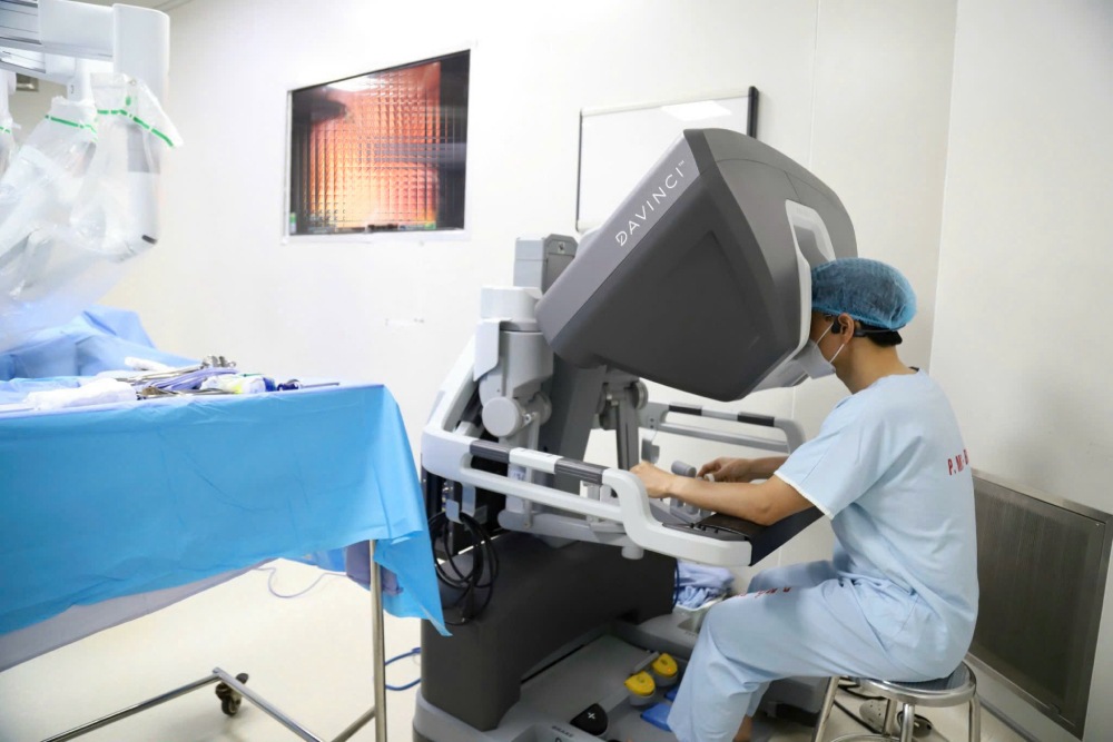 Cứu sống bệnh nhân ung thư thực quản bằng phẫu thuật robot. Ảnh: Trần Hà