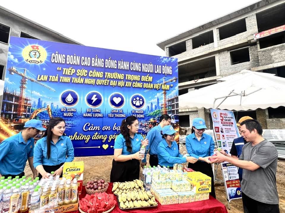 Tiếp nước cho công nhân trên công trường dự án. Ảnh: Đàm Tự