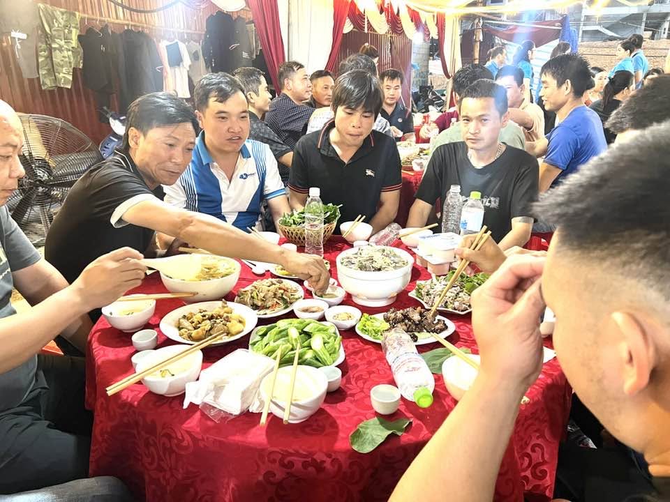 Công nhân tham gia “Bữa cơm Công đoàn“. Ảnh: Đàm Tự