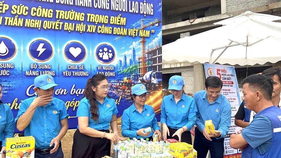 Cao Bang Trade Union supports and encourages workers on 11 multi-level boarding school construction projects. Photo: Dam Tu
