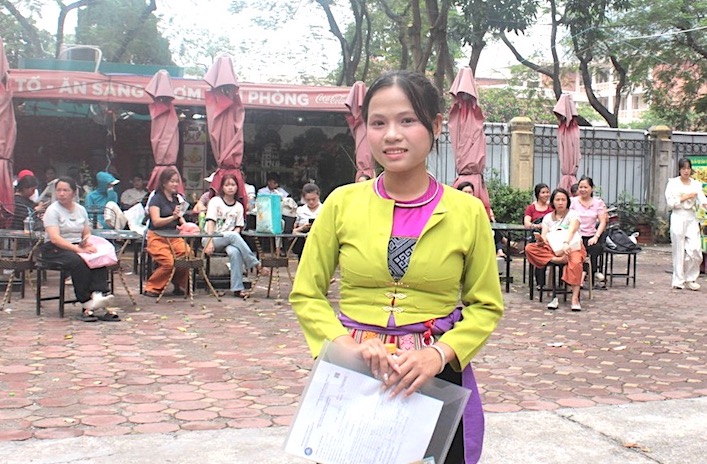 Bùi Thị Lệ Quyên diện bộ trang phục truyền thống của người Mường đến dự thi năng khiếu xét tuyển vào ngành Sư phạm Mầm non. Ảnh: Tường Vân
