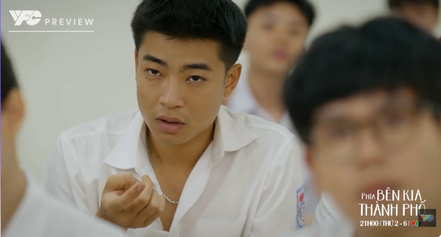 Cương và Thái cùng giơ tay lên bảng giải Toán trong tập 13 phim “Phía bên kia thành phố“. Ảnh: VFC.