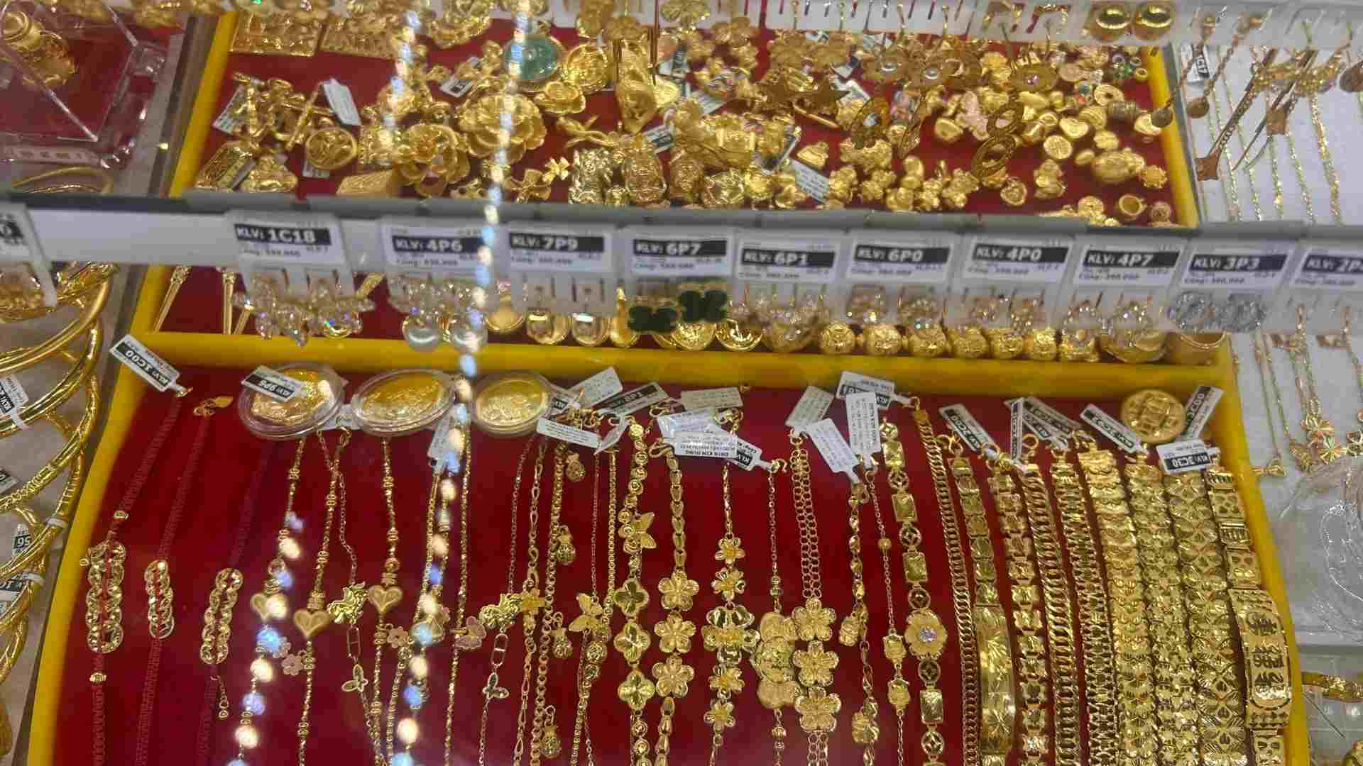 Gold items have been of interest to many people recently. Photo: Ha May