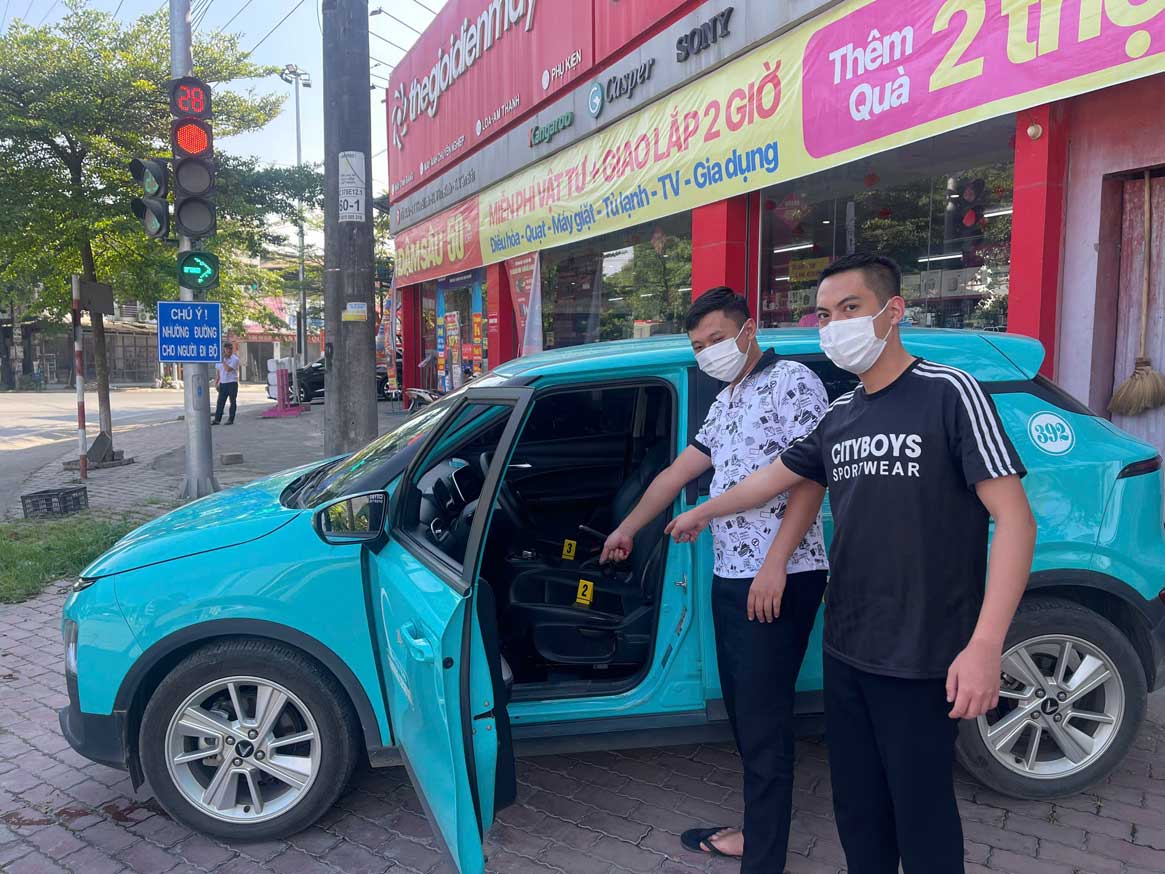 Công an xã Yên Bình phát hiện thủ đoạn tổ chức sử dụng trái phép chất ma túy trên xe taxi. Ảnh: CA Lào Cai