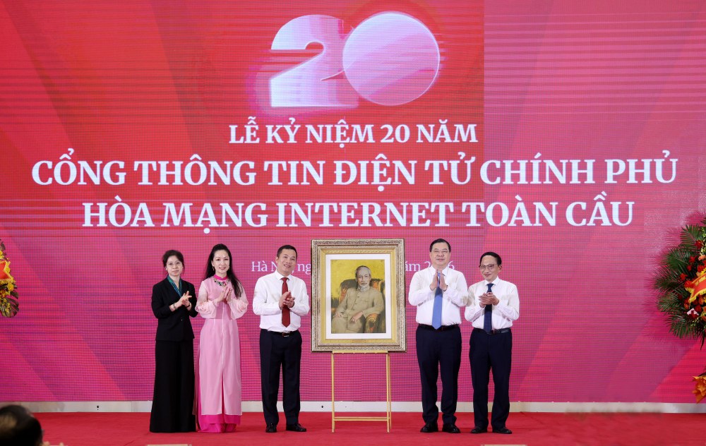 Politburo Member, Standing Deputy Prime Minister Pham Gia Tuc presents souvenirs to leaders of the Government Electronic Information Portal. Photo: Pham Dong