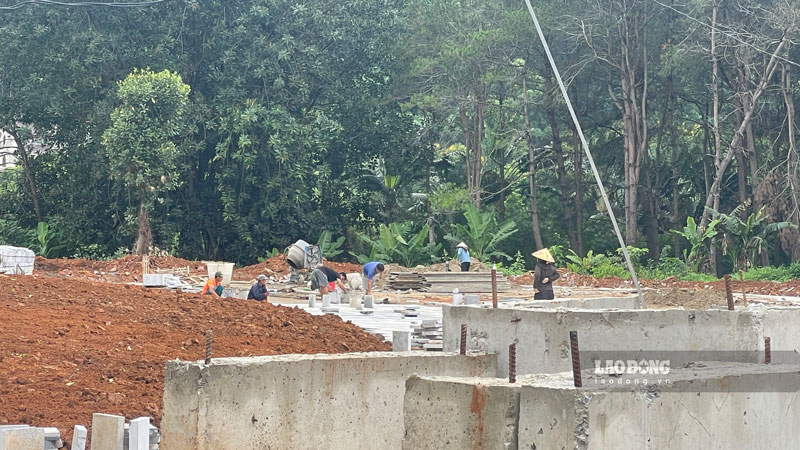 Công nhân đang thi công các hạng mục của giai đoạn 2. Ảnh: Đinh Đại