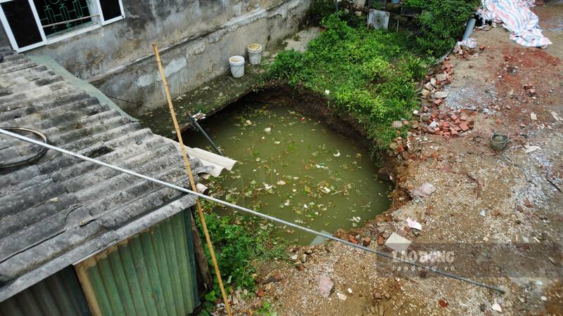Khu vực sụt lún đã tiến sát móng nhà dân. Ảnh: Việt Bắc