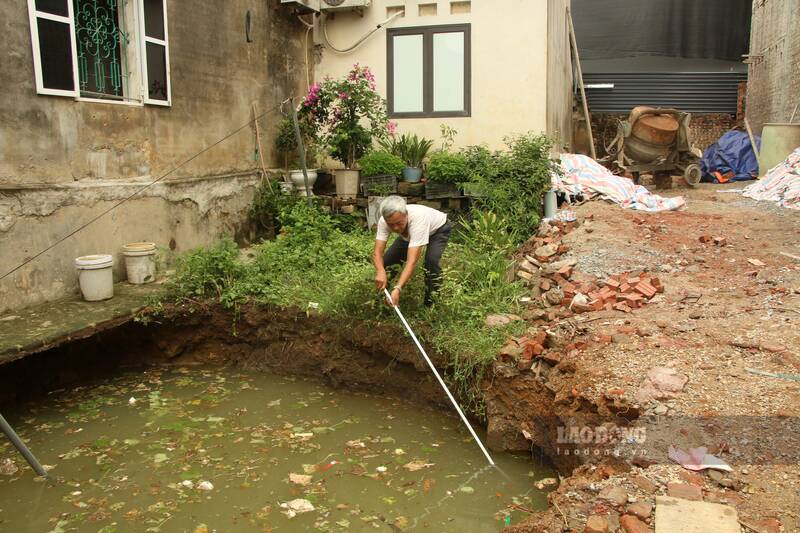 Hố có chiều rộng chừng 5 mét, sâu 5 đến 5 mét. Ảnh: Việt Bắc