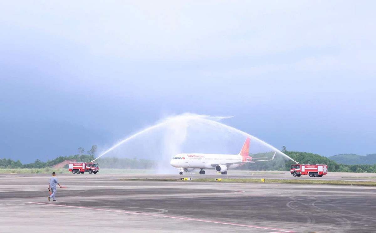 Chuyến bay từ Thành phố Hồ Chí Minh hạ cánh xuống Cảng hàng không quốc tế Vân Đồn. Ảnh: Đoàn Hưng