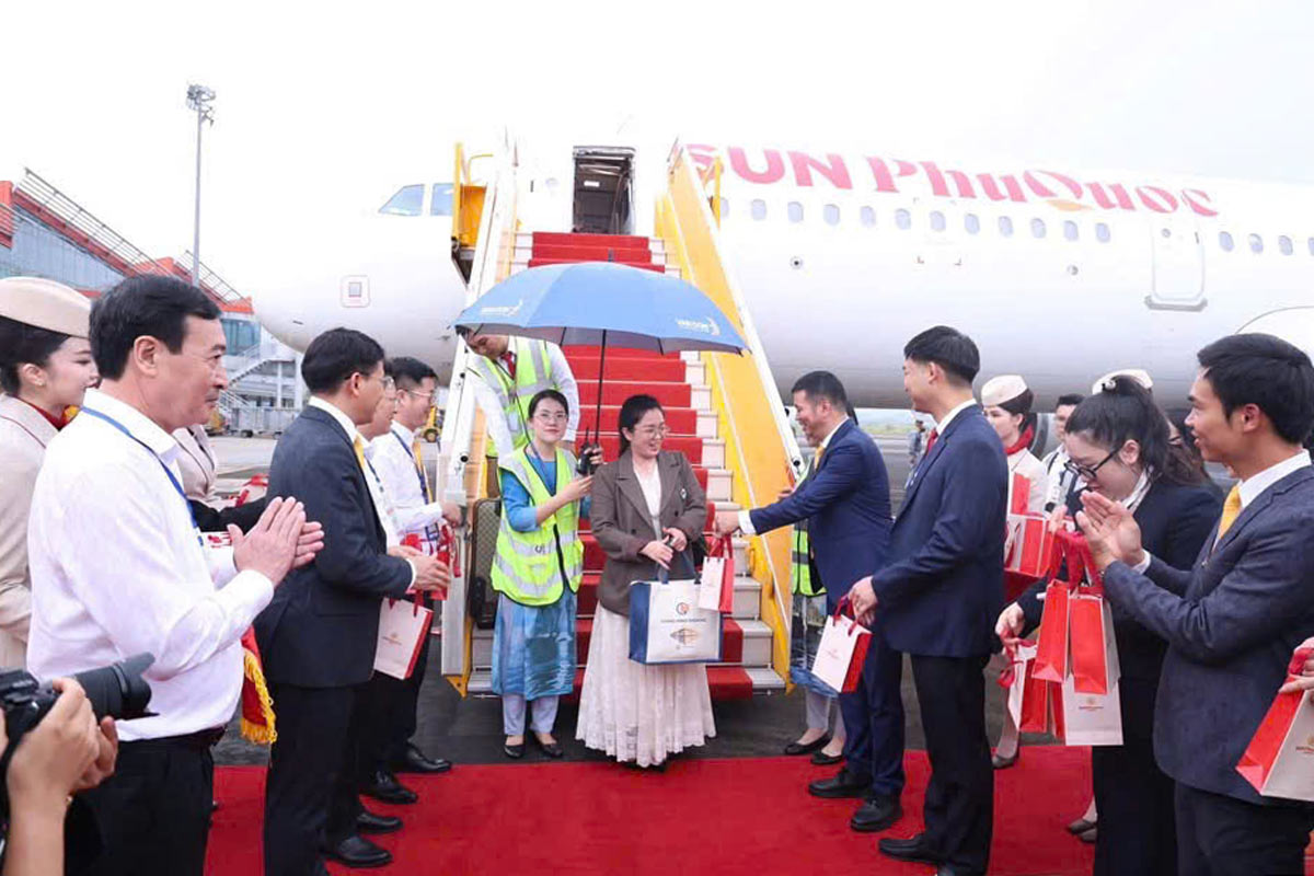 Provincial leaders and businesses give gifts to the first guests. Photo: Doan Hung
