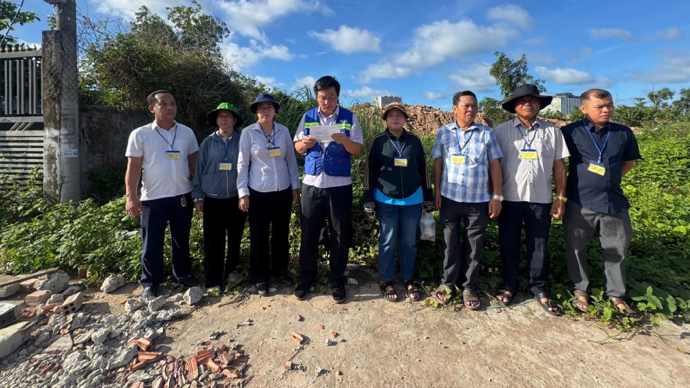 Lực lượng chức năng triển khai quyết định cưỡng chế thu hồi đất. Ảnh: Văn Vũ