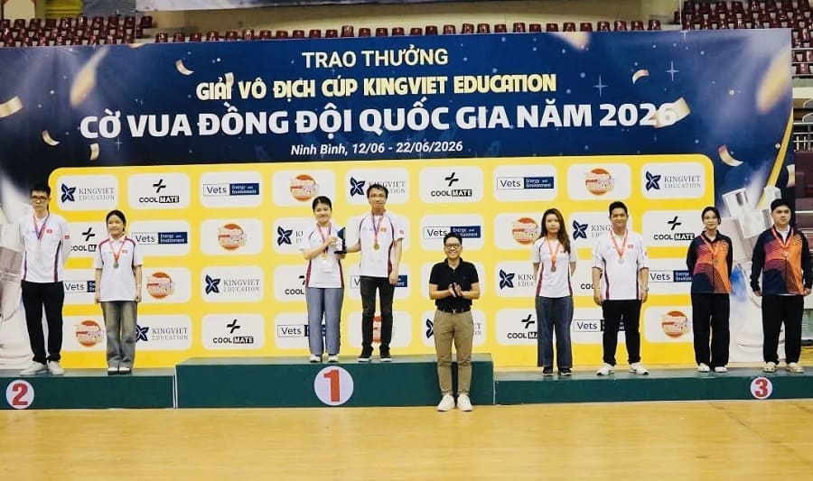 Chess players Truong Son and Thao Nguyen receive gold medals from the Organizing Committee. Photo: Vietnam Chess Federation