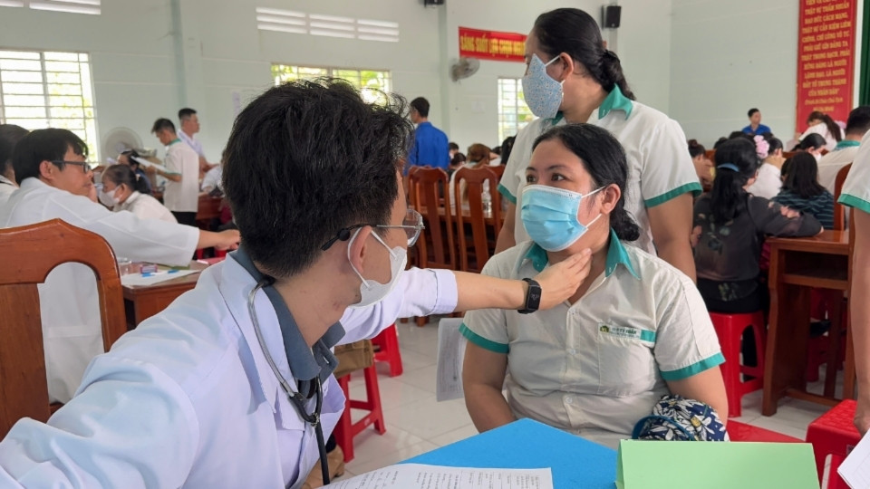 Công đoàn các cấp lấy người lao động làm trung tâm, đẩy mạnh các hoạt động chăm lo thiết thực. Ảnh: Hoàng Lộc