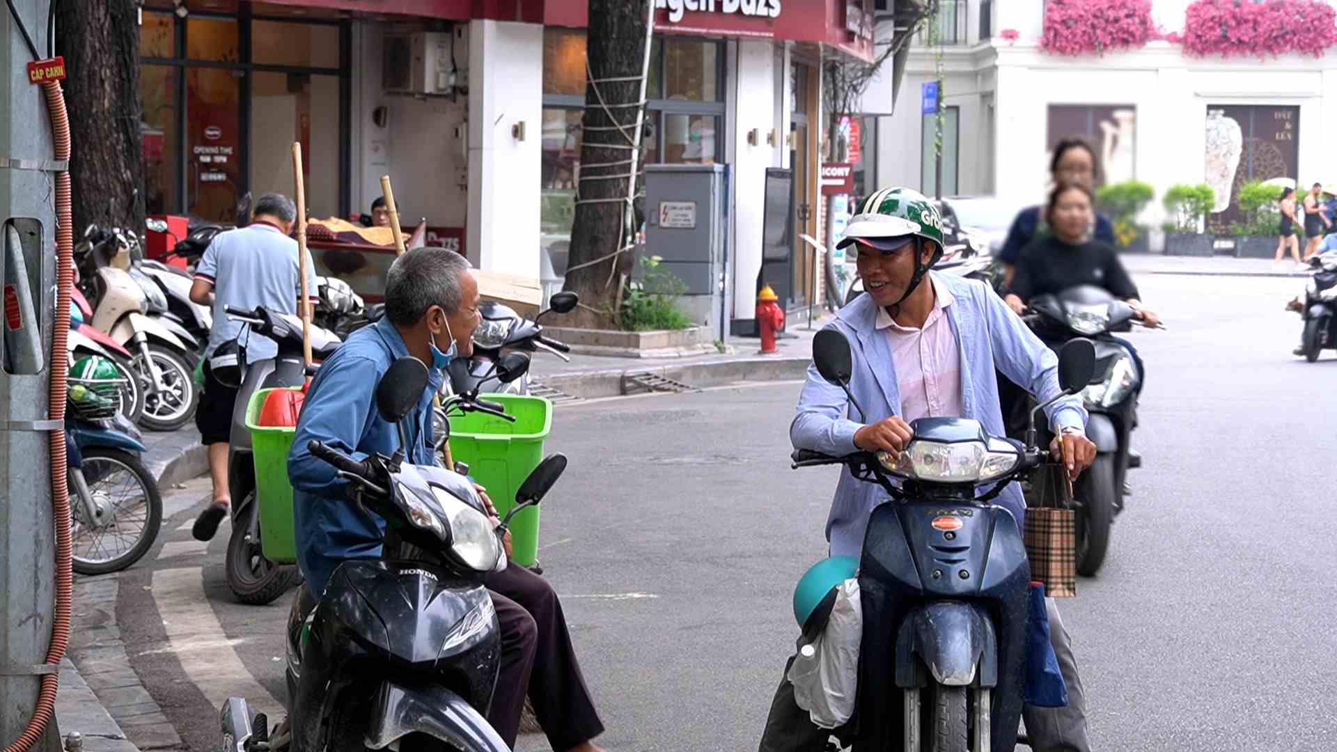Hanoi residents gradually switch to green vehicles with new support policies.