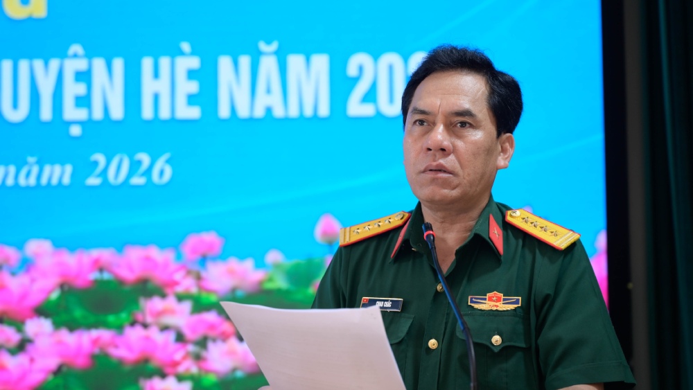 Đại tá Chau Chắc, Phó Chính ủy Bộ CHQS tỉnh An Giang phát biểu tại buổi lễ. Ảnh: Lê Vy