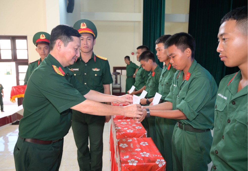 Đại tá Lê Thanh Lưu, Trưởng phòng Công tác Quần Chúng, Cục Chính trị, Quân khu 9 trao quà cho chiến sĩ trung đoàn 892 có hoàn cảnh khó khăn. Ảnh: Lê Vy