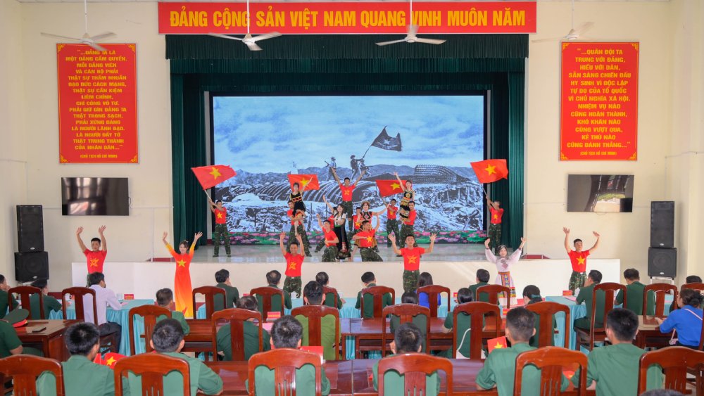 Youth union members perform art performances at the launching ceremony of the 2026 Summer Youth Volunteer Campaign. Photo: Le Vy