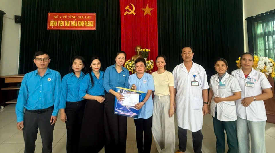Trao quà, động viên chị Kim A. tại Bệnh viện. Ảnh: Mỹ Lệ 