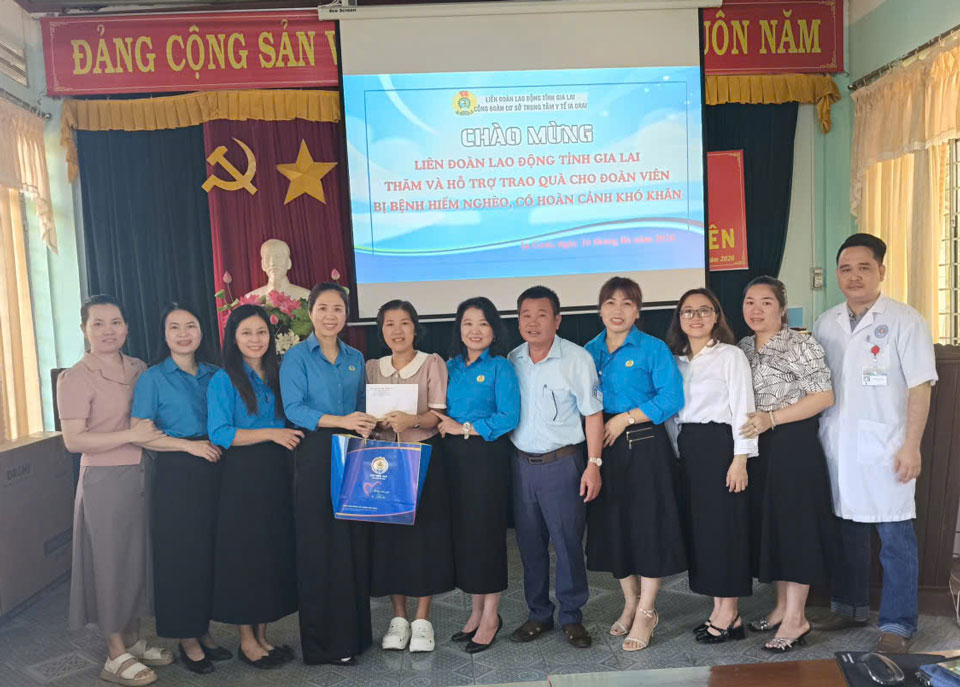 Giving gifts and encouraging union members and workers at Ia Grai Medical Center. Photo: My Le