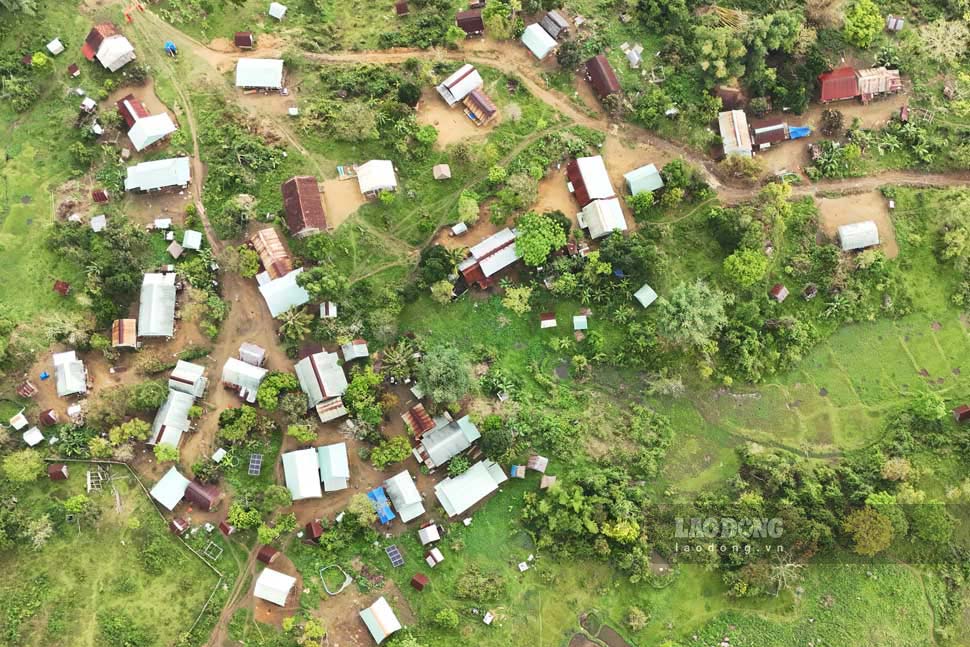 Village O2 (Vinh Son commune, Gia Lai) with 57 households, more than 200 people, is located precariously on the top of Kong Along. Photo: Hoai Phuong