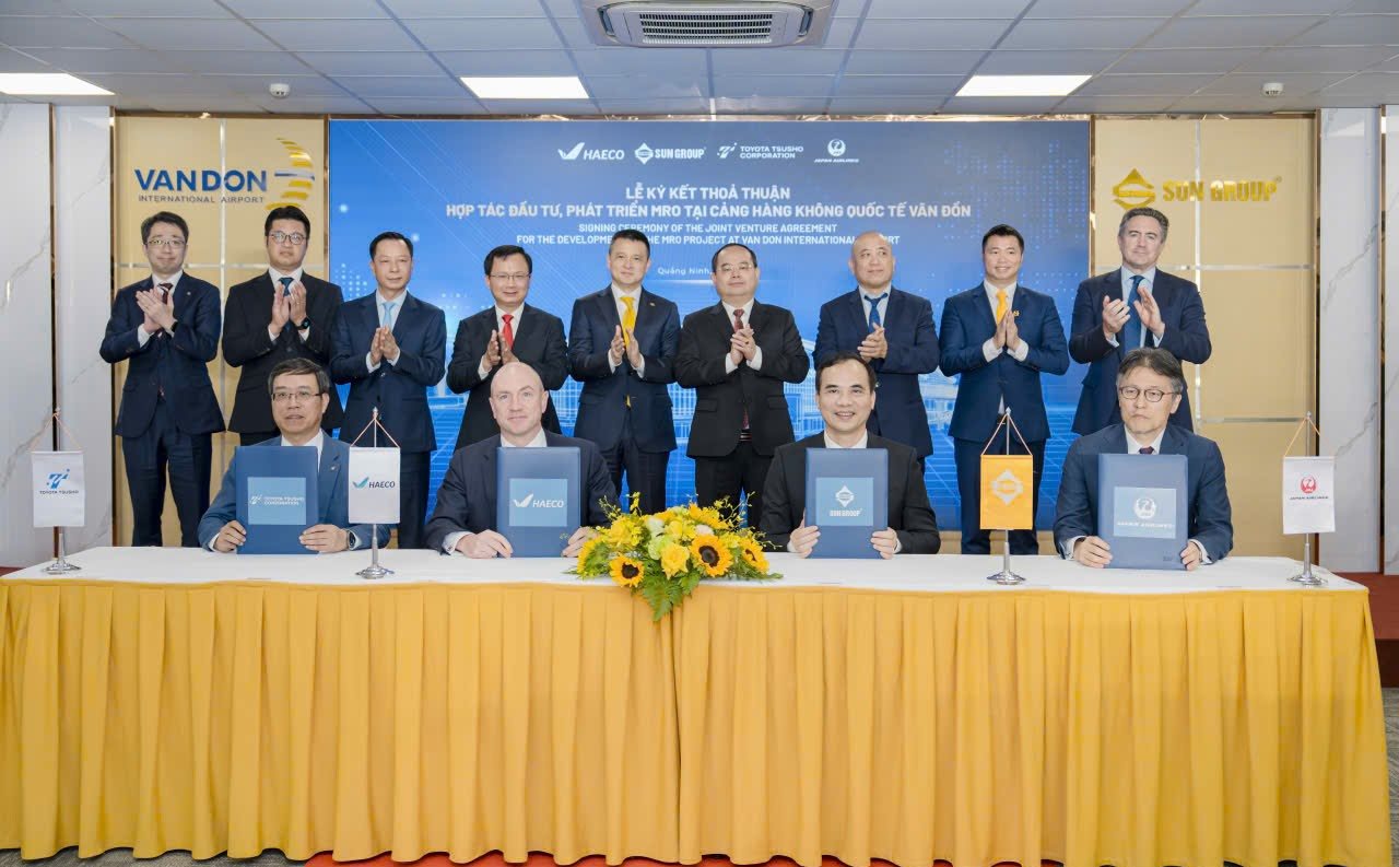 Signing ceremony of joint venture agreement to invest and develop a complex for aircraft maintenance, repair and overhaul at Van Don International Airport. Photo: Sungroup