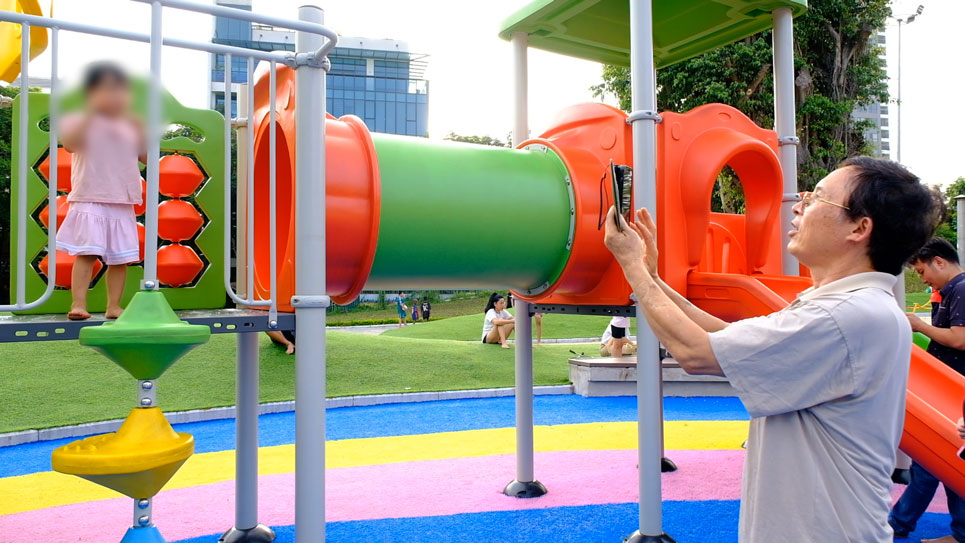 退職者グループは、夏休み中に子供や孫と一緒にやりくりしています.