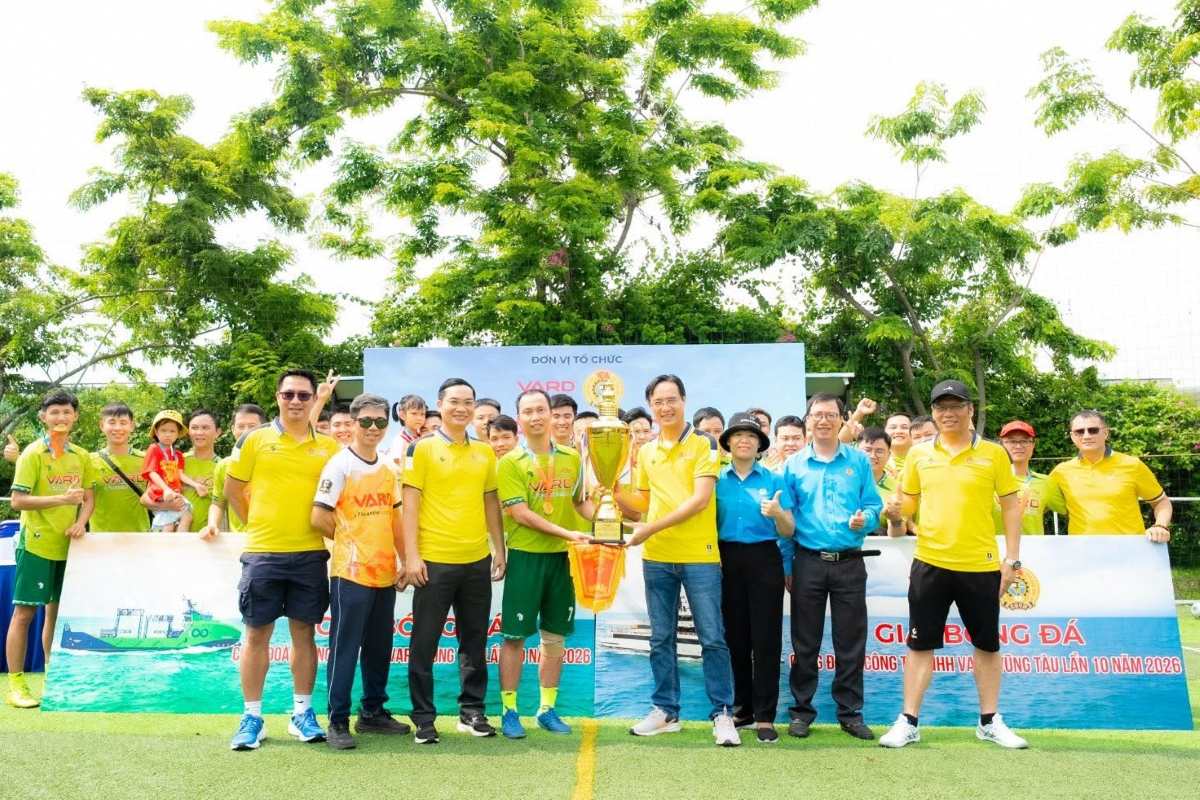 Awarding prizes to the leading team in the Vard Trade Union Football Tournament 2026. Photo: CĐ VardVT